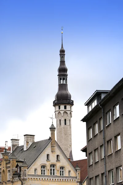 Altstadt, Tallinn, Estland. ein altes Haus und eine Wetterfahne auf dem Rathaussturm — Stockfoto