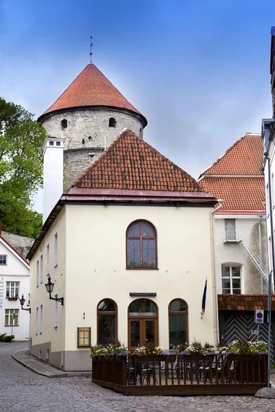 Stare domy na ulicach starego miasta. Tallin. Estonia — Zdjęcie stockowe