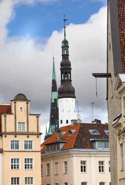 Эстония, Таллин. старые дома и церковь Святого Духа — стоковое фото