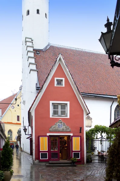 The smallest house, the house of the priest, in the medieval Old city. Tallinn. Estonia — Stock Photo, Image