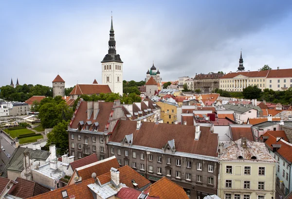 Veduta di Tallinn, tetti delle case, Chiesa di San Nicola e Cattedrale di Alexander Nevsky . — Foto Stock