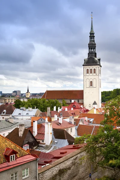 Widok na kościół Świętego Mikołaja (niguliste). Stare Miasto, Tallin, estonia — Zdjęcie stockowe