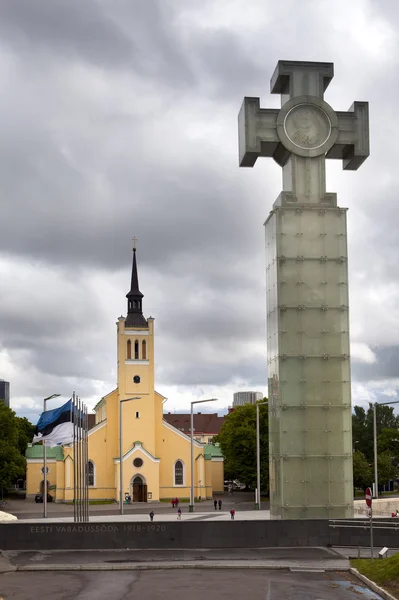 Freedom monument , is devoted to Emancipating war of 1918-1920, and St. John's Church, 1860 on Freedom Square. Tallinn, Estonia. — Stock Photo, Image