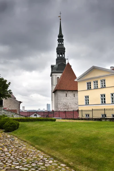 Staré město, Tallinn, Estonsko. Kostel svatého ducha — Stock fotografie