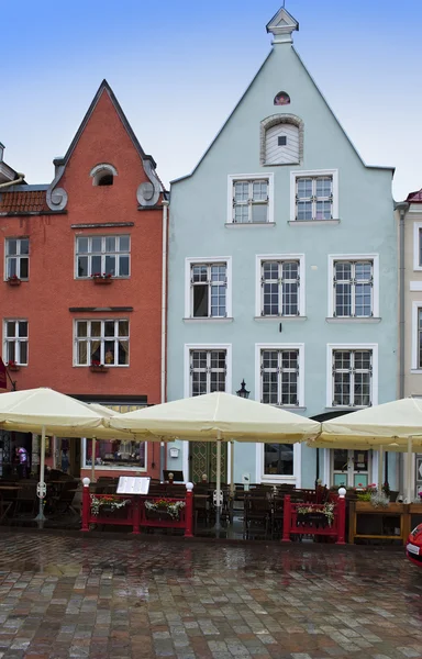 Oude stad, tallinn, Estland. heldere multicolor huizen op het Stadhuisplein — Stockfoto