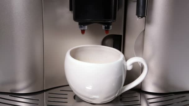 El café fluye en una taza — Vídeo de stock