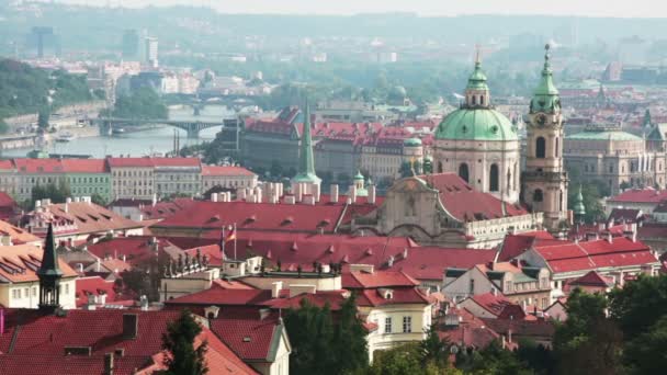 Prague, Çek Cumhuriyeti. Eski şehrin dolgu ve köprü Vltava Nehri Panoraması — Stok video