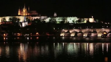 Geceleri Prag Charles Köprüsü Karluv en Vltava Nehri üzerinde ve Prag Kalesi, Çek Cumhuriyeti