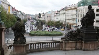 Wenceslas Square Vaclavske namesti Prag, Çek Cumhuriyeti için Ulusal Müzesi merdivenlerinde üzerinden görüntülemek