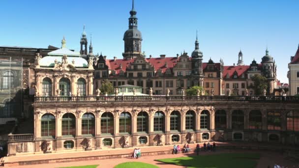 Zwinger palace, Xviii eeuw - beroemde historische gebouw in Dresden — Stockvideo