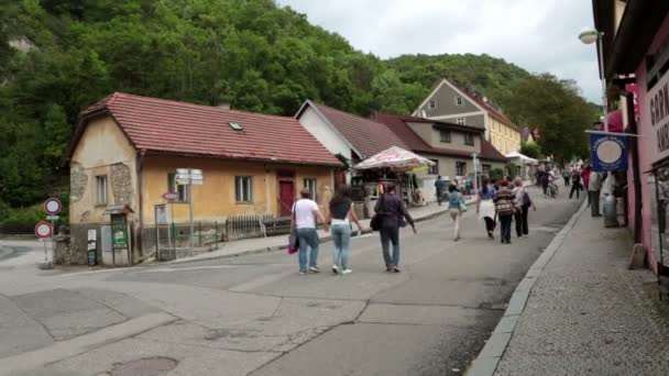 Туристи йдуть до замку в Karlstejn місті нижче Karlstejn замок, Богемія, Чеської Республіки — стокове відео