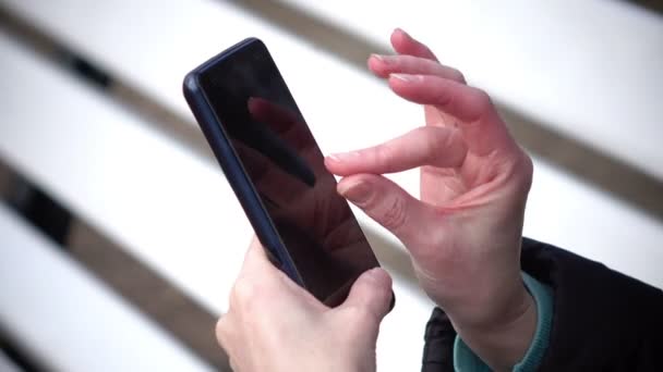 Mulher só mãos usando tela sensível ao toque no telefone — Vídeo de Stock