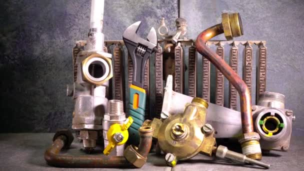 燃气锅炉、 水配件和可调扳手的一部分 — 图库视频影像