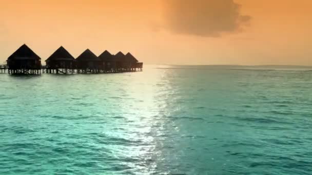 Island in ocean, overwater villas — Stock Video