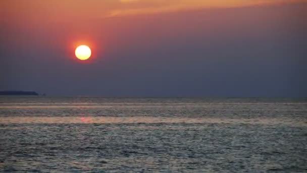 Heldere zonsondergang boven de zee — Stockvideo