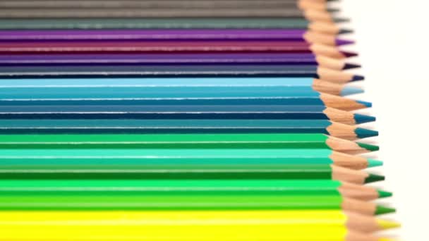 Цветные карандаши на белом фоне — стоковое видео