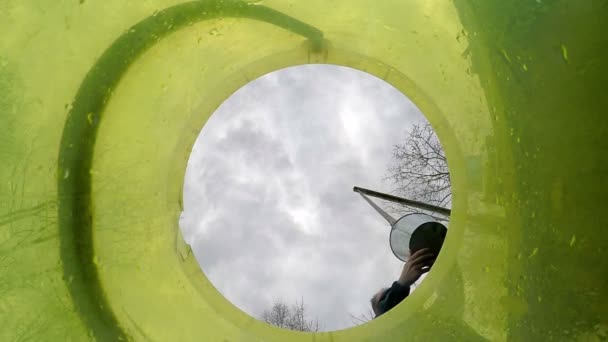 Человек наливает воду из колодца в ведро, стреляя из ведра — стоковое видео