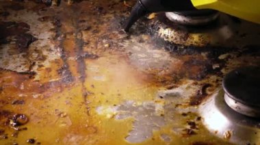 pişirme yüzeyi bir gaz el buharlı temizleyici temizler
