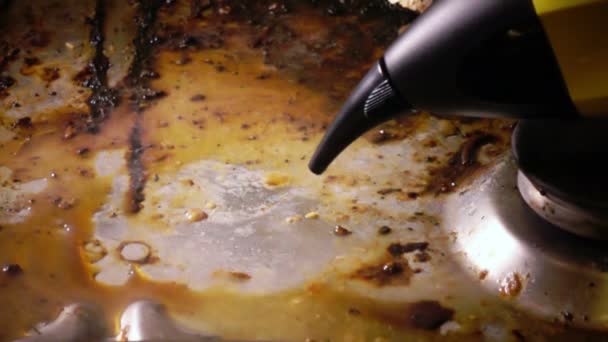 Pişirme yüzeyi bir gaz el buharlı temizleyici temizler — Stok video