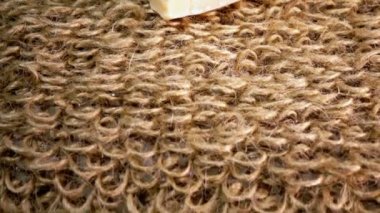 Bast ısırgan lif ve bir parça sabun