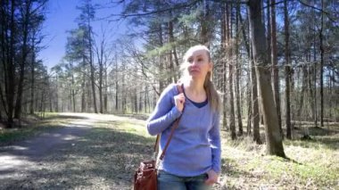 Mutlu kadın parkta bir patika erken ilkbaharda devam ediyor