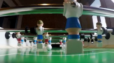 Oyuncak futbol oyuncuları. Kaleci hedef özlüyor. Ağır çekim