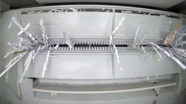 Cihazın kağıt parçalayıcı kesilmiş belgelerin imha için şeritler