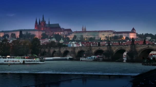 Hermoso paisaje urbano de Praga por la noche con el Puente de Carlos Karluv Más sobre el río Moldava y el Castillo de Praga, República Checa — Vídeos de Stock