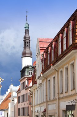 Eski şehir, Tallinn, Estonya. eski evleri ve Kutsal Ruh Kilisesi