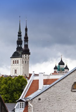 Tallinn. Çatılar ve Katolik ve Ortodoks katedrallerin sivri görünümünü