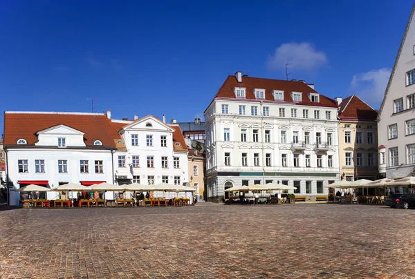 Città vecchia, Tallinn, Estonia. Luminose case multicolore sulla piazza del municipio — Foto Stock