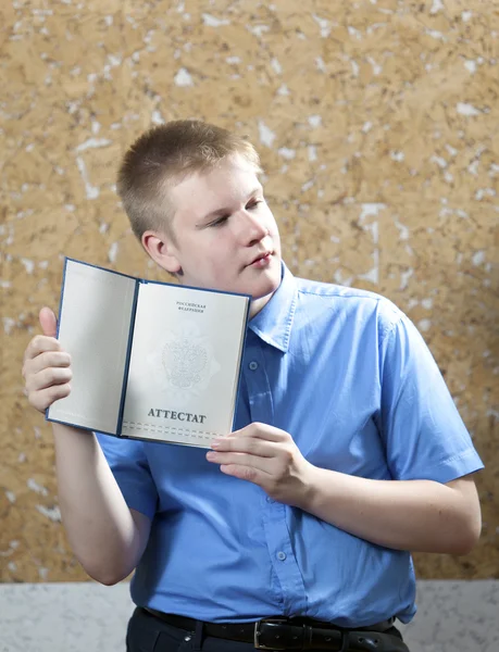 Schoolboy com o certificado sobre a realização de educação na escola — Fotografia de Stock