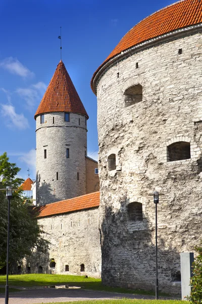 Benteng menara, menara Fat Margarita di depan, Tallinn, Estonia — Stok Foto