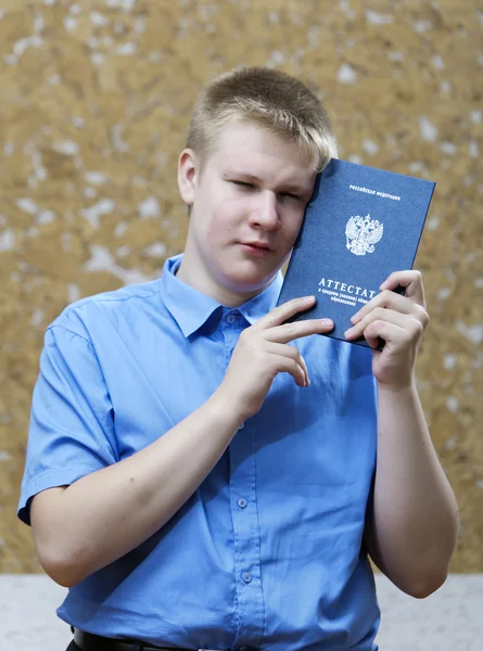 Studente con il certificato su completamento d'istruzione a scuola — Foto Stock