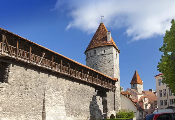 中世纪塔-城墙的一部分。塔林爱沙尼亚 — 图库照片