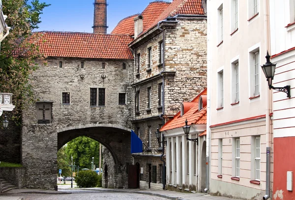 Old city in Tallinn, Estonia. Big Sea gate — Stock Photo, Image
