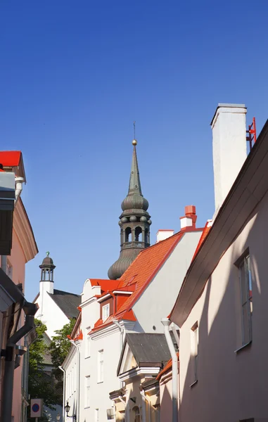 Casas antigas nas ruas da Cidade Velha. Tallinn. Estónia . — Fotografia de Stock