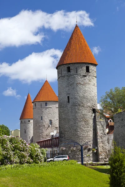 Středověké věže - součástí městských hradeb. Tallinn, Estonsko — Stock fotografie