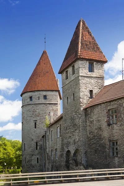 Torres medievales parte de la muralla de la ciudad. Tallin, Estonia —  Fotos de Stock