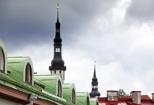 Tallinn. Vista de telhados e picos, pequena profundidade de nitidez — Fotografia de Stock