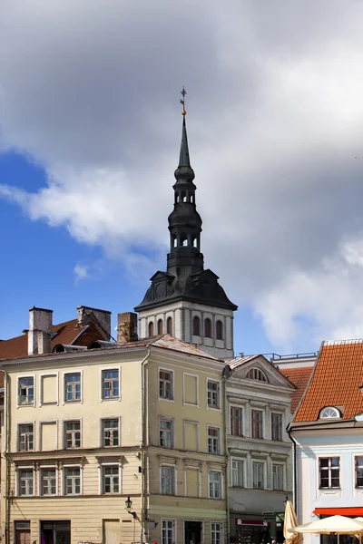 Casas antigas e vista sobre a Igreja de São Nicolau (Niguliste). Cidade velha, Tallinn, Estónia — Fotografia de Stock