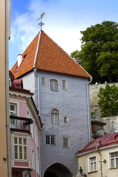 Vieilles maisons dans les rues de la vieille ville. Tallinn. Estonie . — Photo