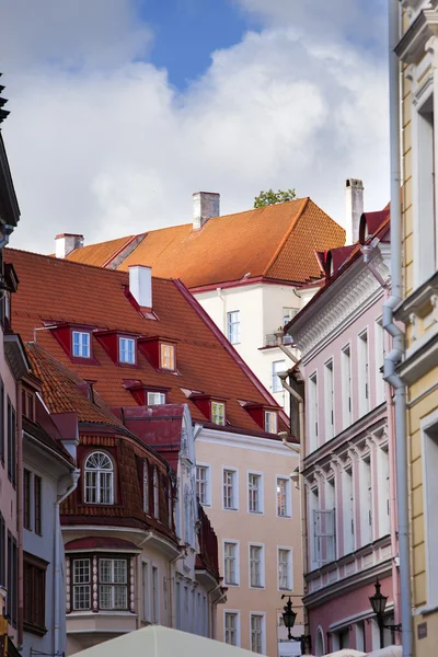 Eski evler eski şehir sokakta. Tallinn. Estonya. — Stok fotoğraf