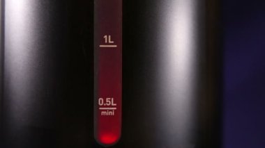 Elektrikli su ısıtıcısı, kırmızı renk - kaynar bir işareti işareti su seviyesi ölçülür