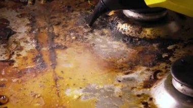 pişirme yüzeyi bir gaz el buharlı temizleyici temizler
