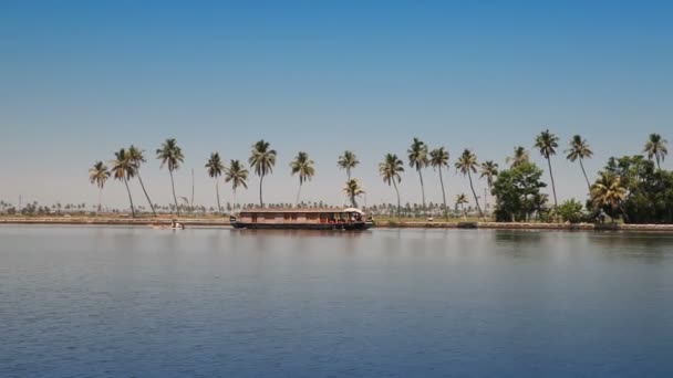 India. Casa flotante en Kerala remansos — Vídeo de stock
