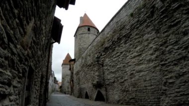 Cadde ve Kent Suru kulesi. Eski şehir. Tallinn, Estonya.