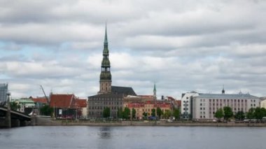 Daugava Nehri Riga genel görünümü. Timelapse