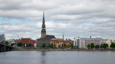 Daugava Nehri Riga genel görünümü. Timelapse