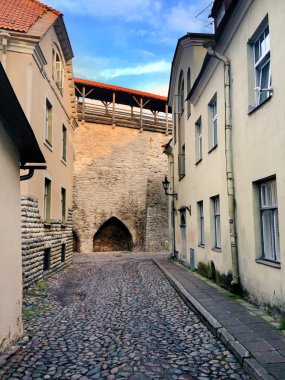 Eski evler eski şehir sokakta. Tallinn. Estonya